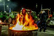 Τα μπλόκα των αγροτών τα επόμενα 24ωρα, το σχέδιο για τις γιορτές και η πρώτη αντίδραση της κυβέρνησης