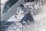 Σοκαριστικό βίντεο: Η στιγμή που τζάμι από μπαλκόνι πέφτει πάνω σε ανυποψίαστο πελάτη καφετέριας