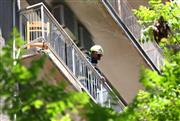 Υπό έλεγχο η φωτιά σε ξενοδοχείο στην Ομόνοια: Στα μπαλκόνια οι ένοικοι - Ένας τραυματίας