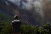 Ανεξέλεγκτα τα μέτωπα στη Δυτική Αττική, με μπαράζ εκκενώσεων - Συνεχίζεται η μάχη στην Κεφαλονιά - Live ενημέρωση