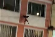 Συγκλονιστικό βίντεο: Νήπιο πέφτει από μπαλκόνι - Ο πατέρας του το άφησε μόνο για να πάει για τσιγάρα