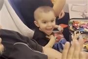 Ένα ολόκληρο αεροπλάνο χειροκροτεί 2χρονο που νίκησε τον καρκίνο - «Είμαστε περήφανοι για σένα»