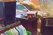 Απίστευτο βίντεο: Mercedes μπουκάρει με μεγάλη ταχύτητα σε κατάστημα και περνά ανάμεσα από δύο εργαζόμενους
