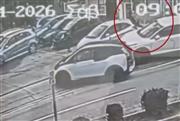 Βίντεο ντοκουμέντο: Η στιγμή που ο άντρας παρασύρει με το αμάξι του την υπάλληλο των ΕΛΤΑ - Πώς ξεκίνησαν όλα