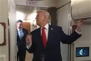 Έπος στο Air Force One: Ο Τραμπ μιλούσε σε δημοσιογράφους και «παγίδευσε» επιβάτη στην τουαλέτα