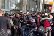 Ουρές, ξύλο, δακρυγόνα: Χάος σε Αμερική και Ευρώπη για... ένα ρολόι 400 ευρώ