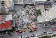 «Και η Πίζα γέρνει, αλλά δεν πέφτει»: Εξοργίζει η κυνική απάντηση σε ένοικο της πολυκατοικίας στα Πετράλωνα - Αίσιο τέλος στις έρευνες για εγκλωβισμένους