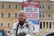Η κυρία Όλγα είναι κάθε Πρωτομαγιά με το γαρύφαλλό της στο Σύνταγμα «επειδή δεν μπορούν να είναι οι 200»