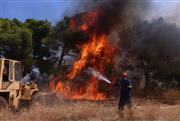 Μαίνεται η φωτιά στη Δυτική Αττική: Ανησυχία για την Ψάθα - Live ενημέρωση