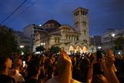 Στην παλιά του γειτονιά για πάντα ο Γιώργος Μαζωνάκης: Κοσμοσυρροή, δάκρυα, τραγούδια και «αθάνατος» στη λαϊκή αγρυπνία