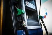 «Χρυσάφι» η βενζίνη στην Ελλάδα: Με έναν μισθό αγοράζεις σχεδόν τα μισά λίτρα από την Ευρώπη