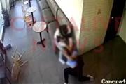 Σοκ στο Ηράκλειο: Η στιγμή που νεαρός μπαίνε σε καφετέρια και κάνει κεφαλοκλείδωμα στην πρώην σύντροφό του