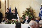 «Η Γαλλία σας αγαπά»: Τα μηνύματα στήριξης από Μακρόν και το δείπνο στο Προεδρικό Μέγαρο
