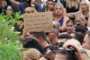 Χιλιάδες κόσμου στη Νίκαια για το τελευταίο χειροκρότημα στον Γιώργο Μαζωνάκη - Στις 13:00 η κηδεία