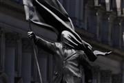 Ο άνδρας με το κοστούμι: Πώς ο Banksy έστησε άγαλμα στο κέντρο του Λονδίνου χωρίς να τον δει κανένας;