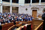 Κινήσεις της κυβέρνησης για να περιορίσει τα … γαλάζια παράπονα: Ανοίγματα στους βουλευτές αλλά τα «καρφιά» συνεχίζονται