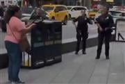Τρόμος στην Times Square: Γυναίκα έβγαλε μαχαίρια και επιτέθηκε σε περαστικούς - Μια νεκρή και ένας τραυματίας