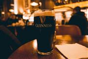 Όταν μια cult μπύρα γίνεται ακριβή συνήθεια: Το φαινόμενο Guinness και ο παράγοντας Gen Z