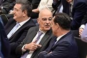 «Αλληλοκαρφώματα» και σενάρια εκλογών: Ποιοι εκτοξεύουν φίλια πυρά στον Δένδια