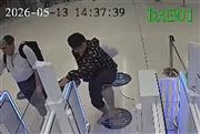 Εξαγριωμένος επιβάτης κλώτσησε την αυτόματη πύλη αεροδρομίου, έχασε την πτήση και κατέληξε με χειροπέδες