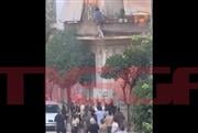 Φωτιά στην Καλλιθέα: Οι δραματικές στιγμές με την πτώση της 75χρονης από το μπαλκόνι - Την έσωσε «ανθρώπινη αλυσίδα»
