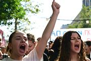 «Χάνουμε τα μαθήματά μας για να σας διδάξουμε»: Στους δρόμους μαθητές, φοιτητές και εκπαιδευτικοί
