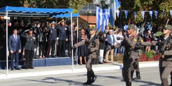 Μαμά στρατιωτικός έκανε παρέλαση με το μωράκι της σε μάρσιπο (pics)