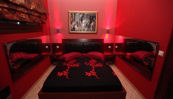 Φοιτήτριες εκπορνεύονται για τα δίδακτρά τους