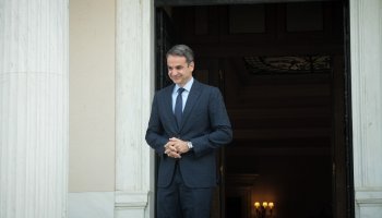 Ο Κυριάκος Μητσοτάκης στην είσοδο του Μαξίμου