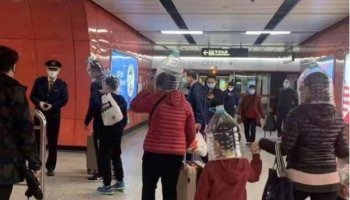 Κυκλοφορούν με σακούλες και μπουκάλια στο κεφάλι στην Κίνα