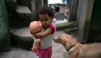 Παιδί σε φαβέλα