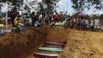 Ομαδικοί τάφοι στη Βραζιλία λόγω κορονοϊού