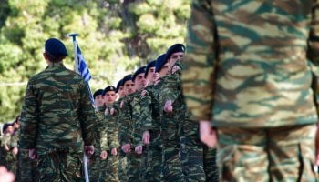 στρατιώτες