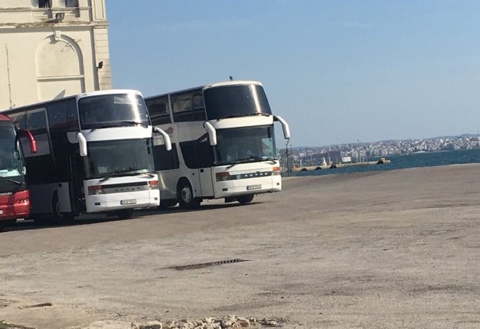 Θεσσαλονίκη: Έφθασαν στο λιμάνι τα λεωφορεία για τους πρόσφυγες 